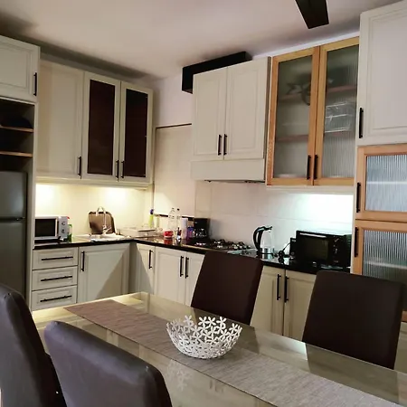 Town Centre Bright & Spacious Apt * Ghajnsielem