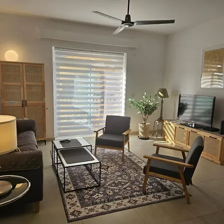 Town Centre Bright & Spacious Apt