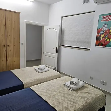Town Centre Bright & Spacious Apt