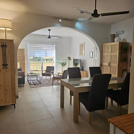 Town Centre Bright & Spacious Apt Apartment *