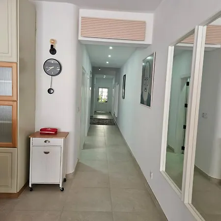 Town Centre Bright & Spacious Apt *