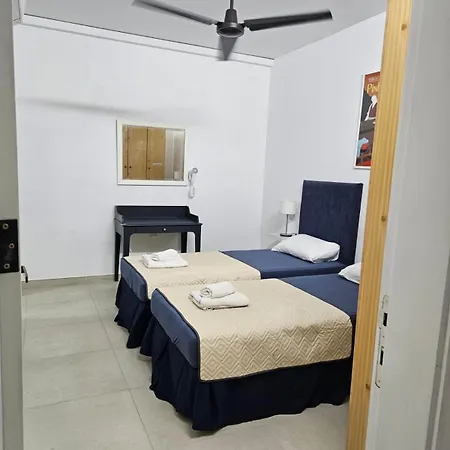 Town Centre Bright & Spacious Apt Ghajnsielem