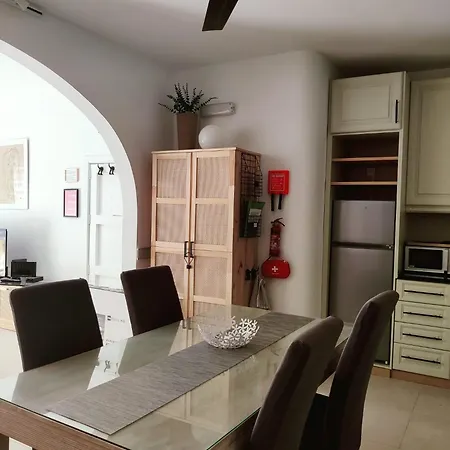 Town Centre Bright & Spacious Apt