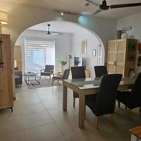 Bright & Spacious דירה *